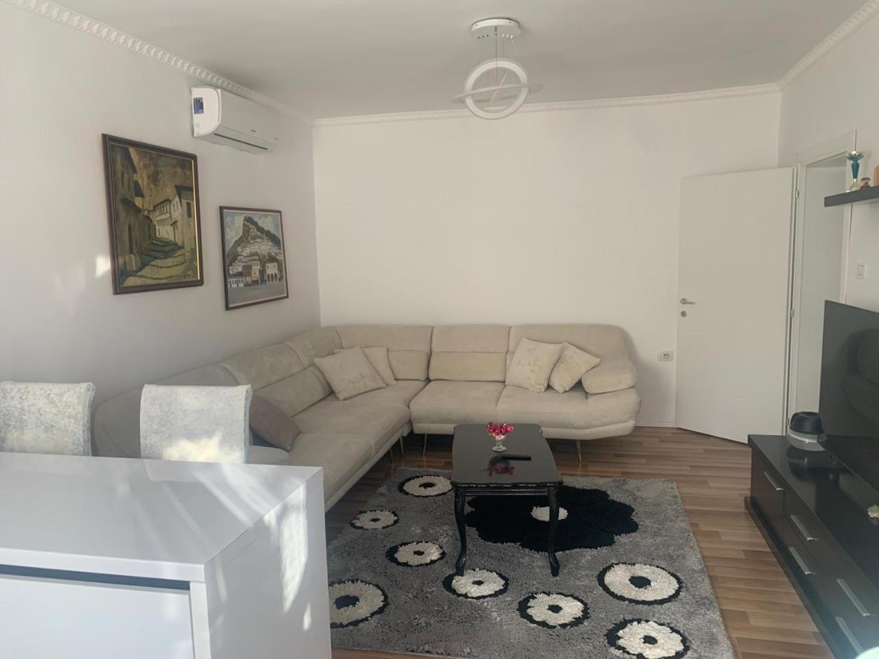 Flat In Berat'S Center Apartment Bagian luar foto